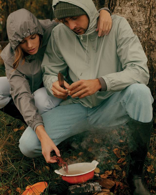 Ветровка Iqoniq Logan из переработанного полиэстера AWARE™, унисекс, 70 г/м²