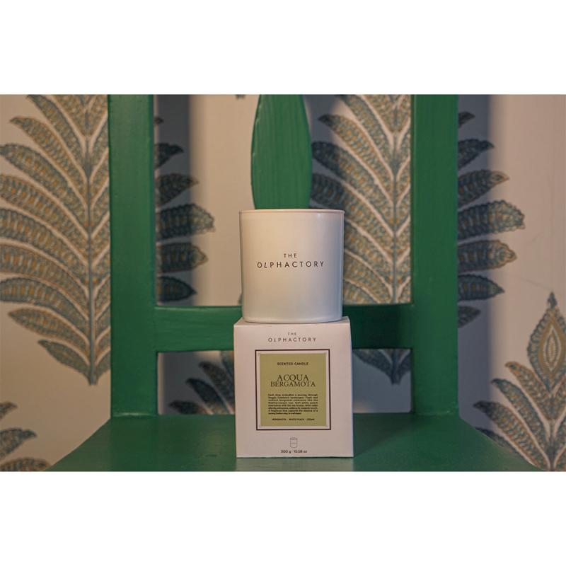 Свеча ароматическая the olphactory, white insignia, acqua bergamota, 60 ч