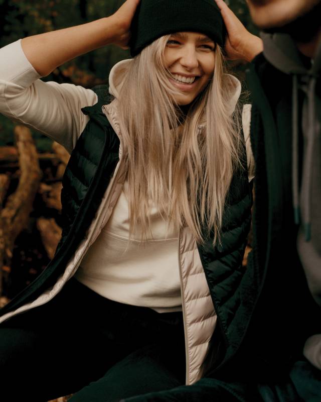 Женский стеганый жилет Iqoniq Meru из переработанного полиэстера AWARE™, 70 г/м²