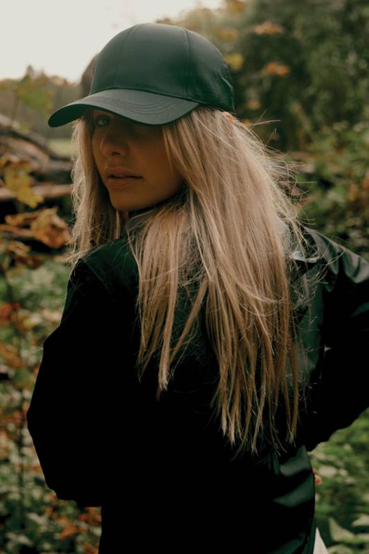 Ветровка Iqoniq Logan из переработанного полиэстера AWARE™, унисекс, 70 г/м²