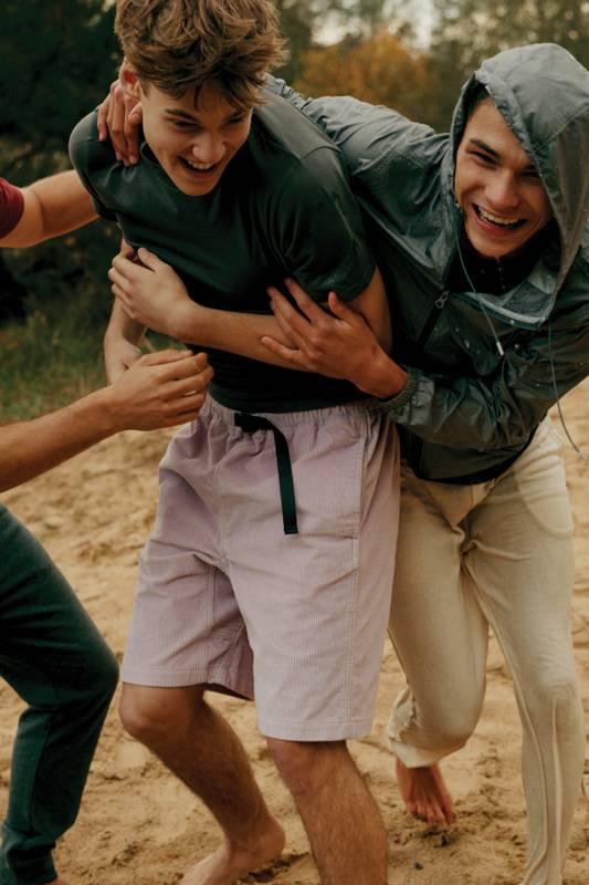 Ветровка Iqoniq Logan из переработанного полиэстера AWARE™, унисекс, 70 г/м²