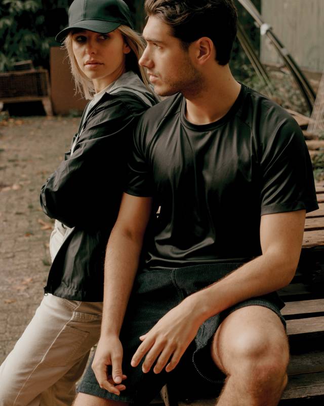 Ветровка Iqoniq Logan из переработанного полиэстера AWARE™, унисекс, 70 г/м²