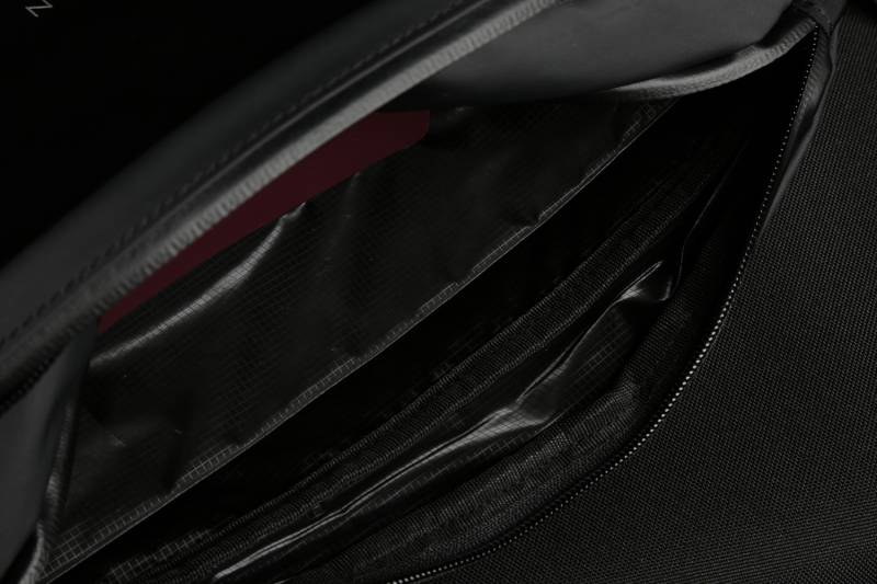 Наплечная сумка KORIN FlipSling 32х16х10 см, темно-зеленая/черная