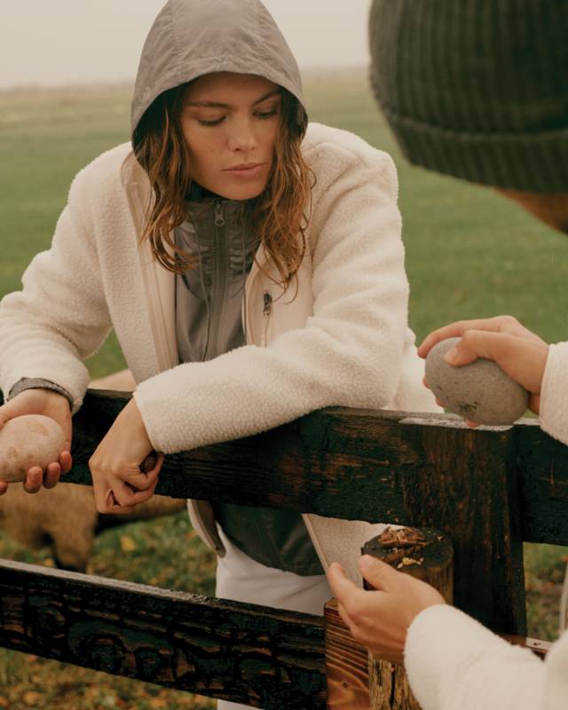 Ветровка Iqoniq Logan из переработанного полиэстера AWARE™, унисекс, 70 г/м²